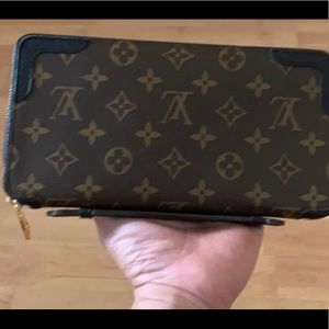 🔥SOLD🔥LV Retiro zippy travel wallet